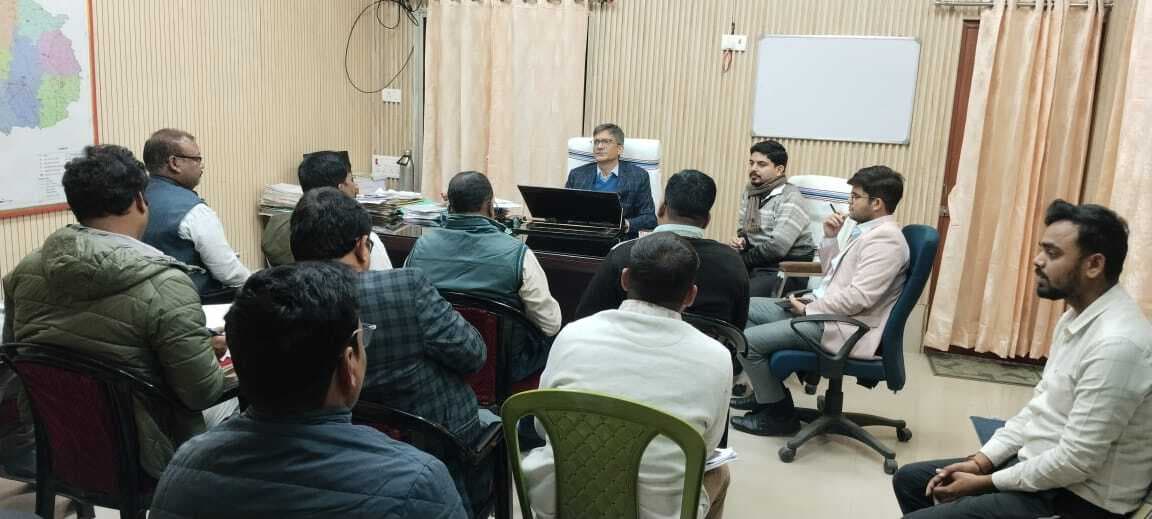 अपर समाहर्ता ने की राजस्व संबंधी मामलों की समीक्षा
