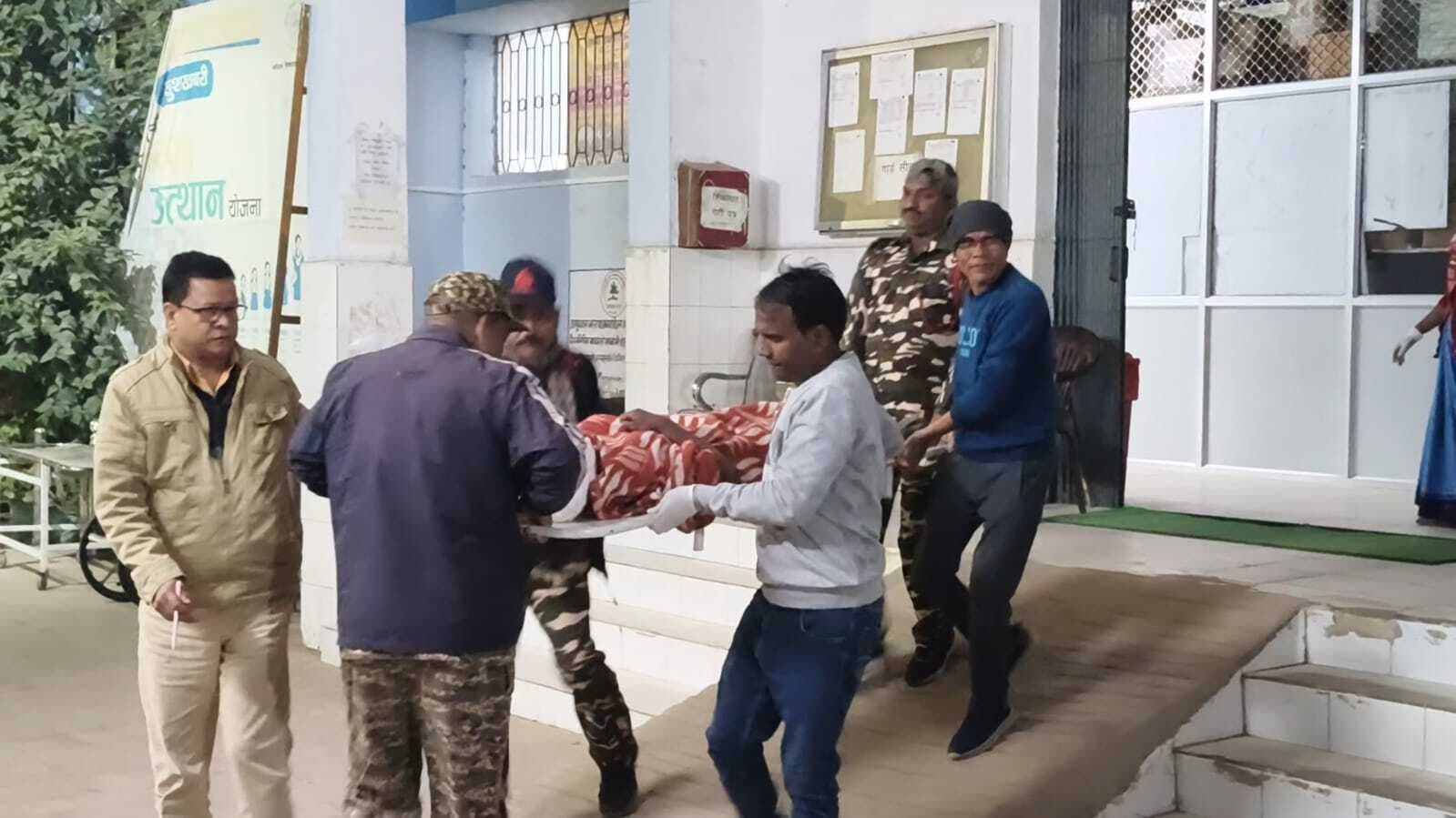 जिंदगी और मौत से जूझ रहे घायल को रेफर करने पर न पुलिस पहुंची, न एंबुलेंस