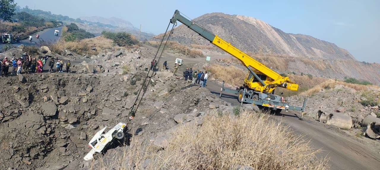 Dhanbad News : पंजाबी मोड़ में अनियंत्रित होकर खाई में गिरा कैंपर