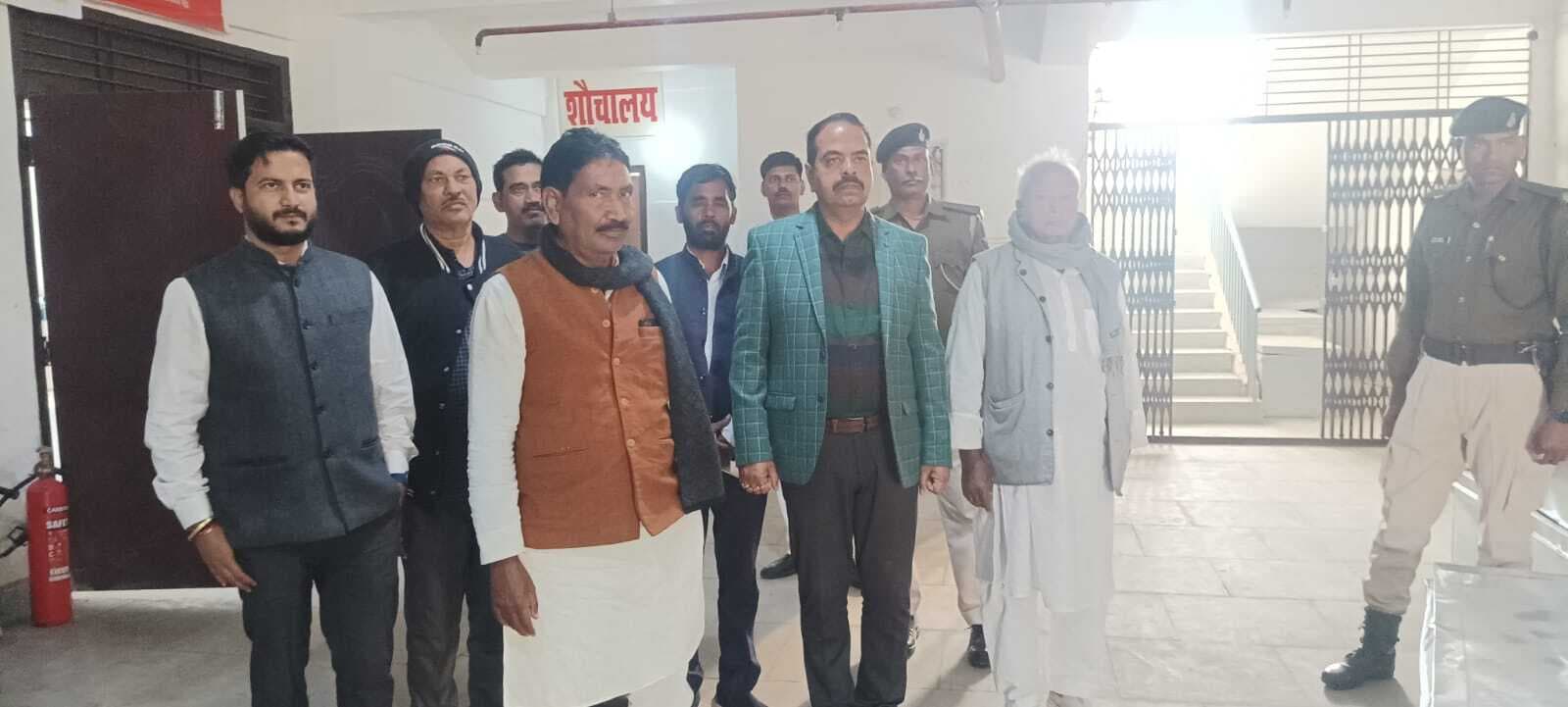 डीएम ने स्ट्रांग रूम की स्थिति, सुरक्षा घेरा व सीसीटीवी सिस्टम की कार्यशीलता देखी