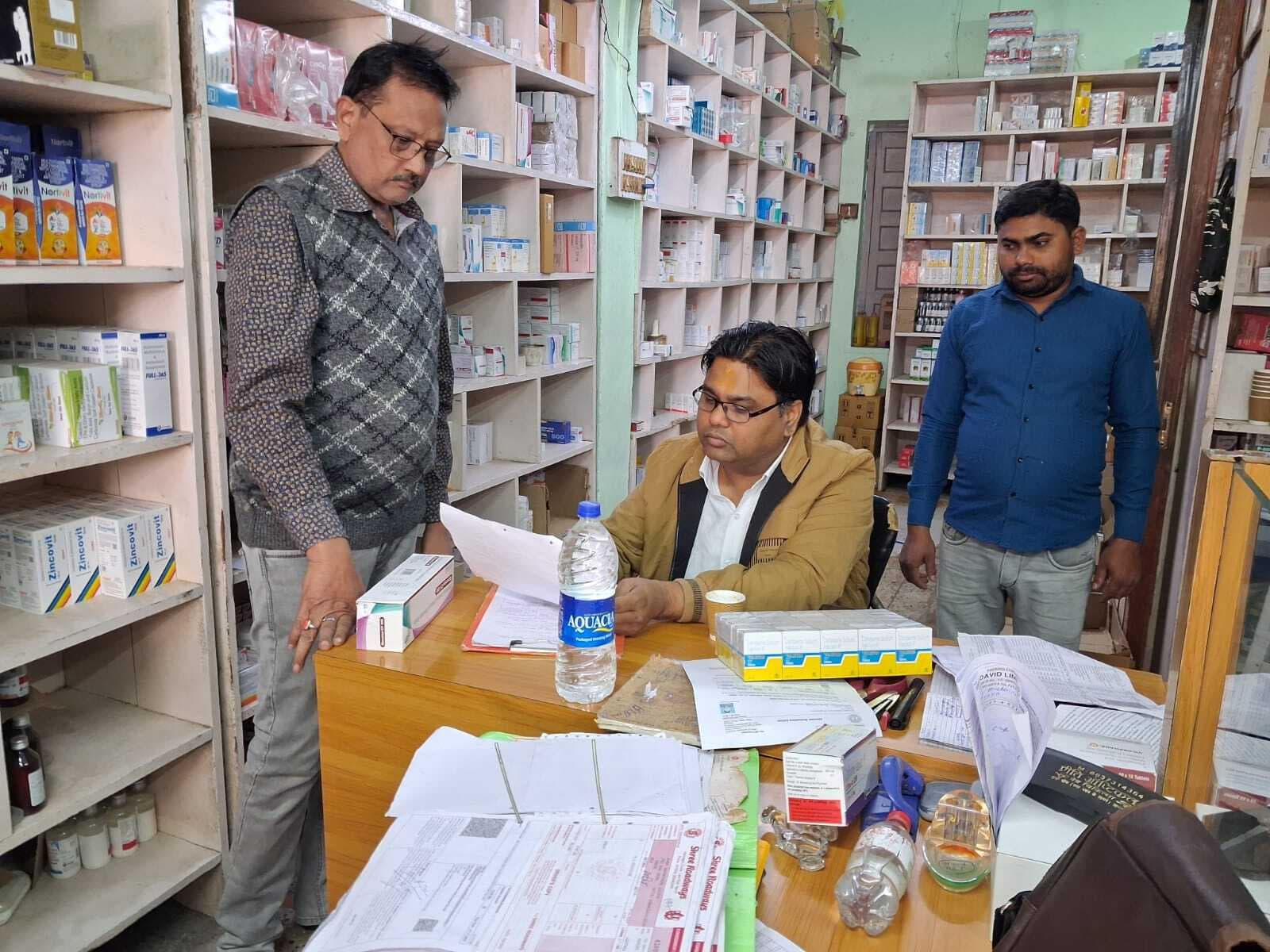 औषधि निरीक्षक ने की पांच मेडिकल दुकानों की जांच
