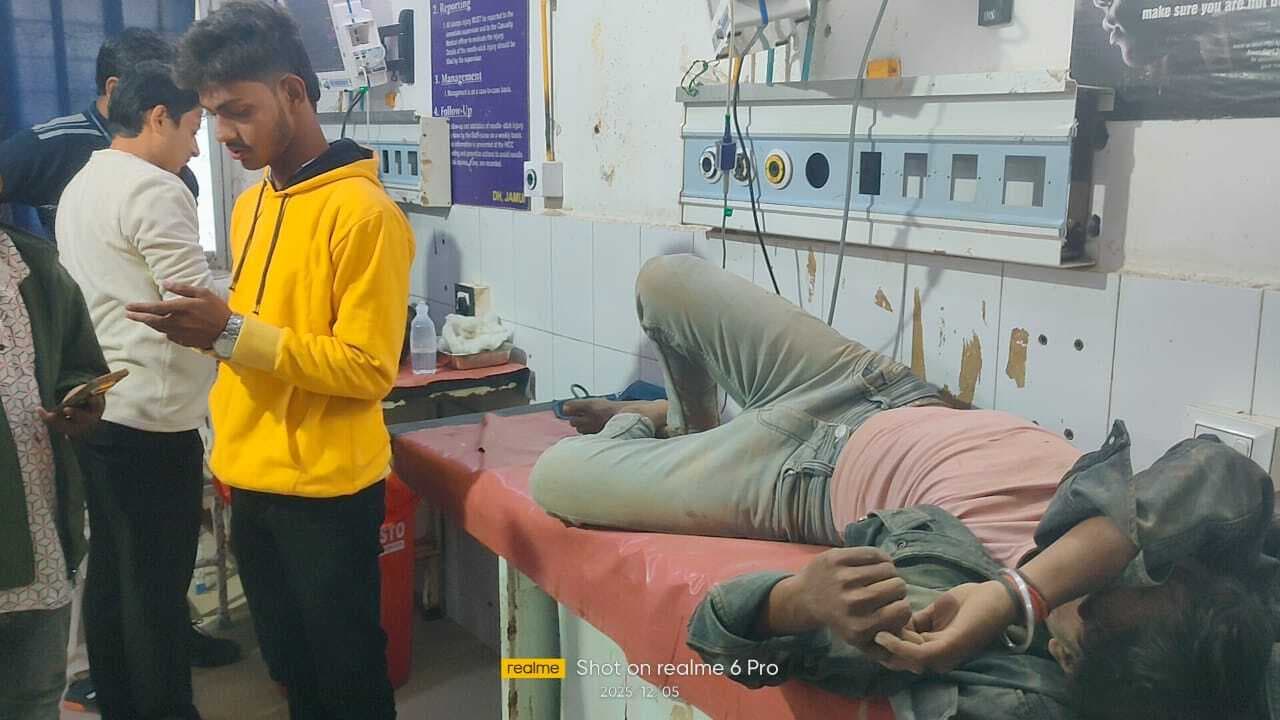 दो बाइकों की टक्कर, चार घायल