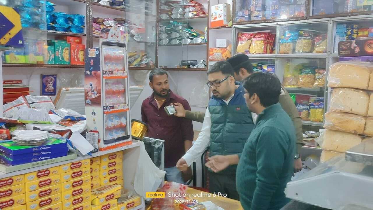 खाद्य पदार्थ में मिलावट के खिलाफ छापेमारी, आधा दर्जन दुकानों से लिया गया सैंपल