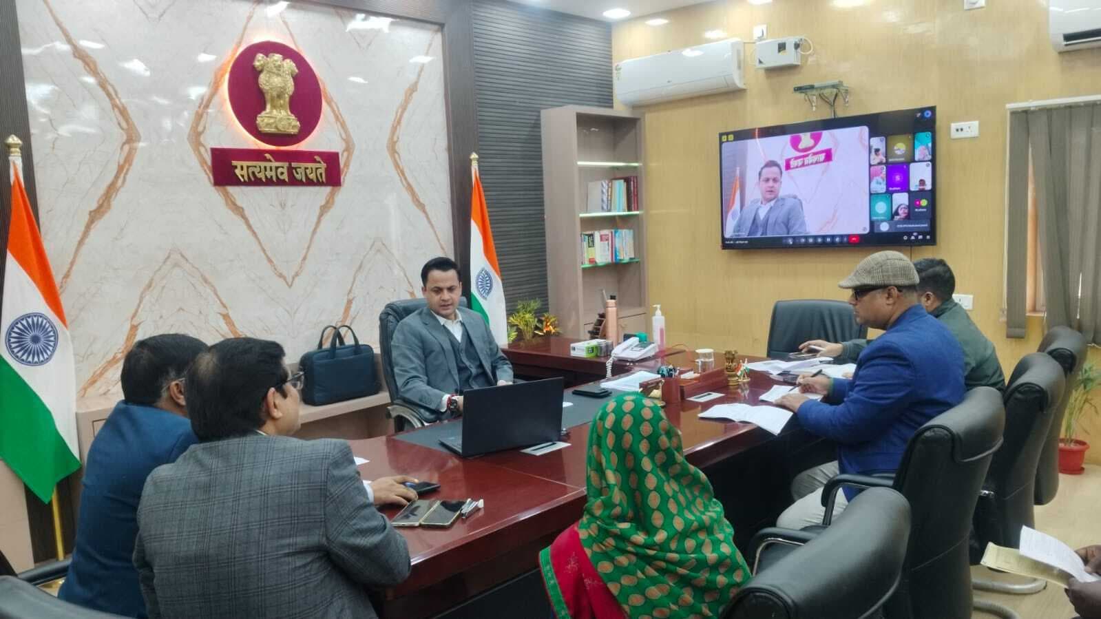 Madhubani News : जिलाधिकारी ने जनता दरबार में शिकायतों का किया निबटारा