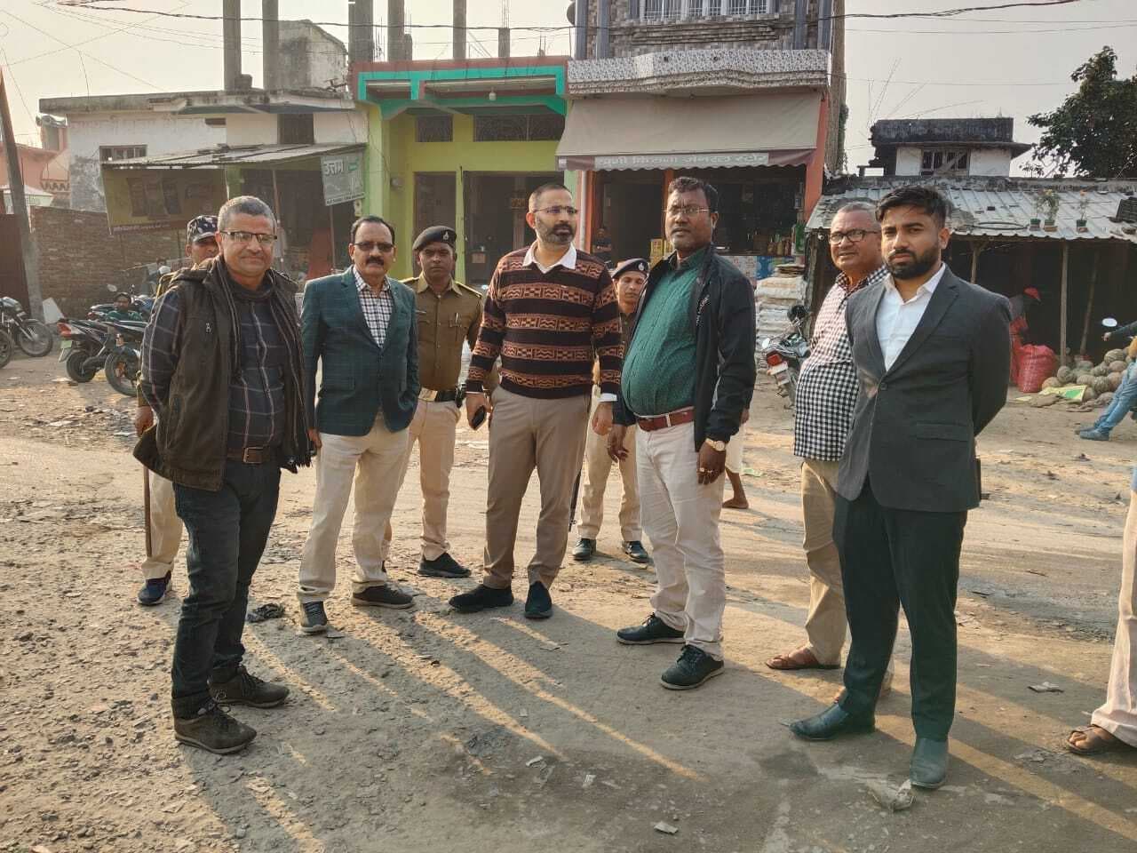 Madhubani News : एसडीएम ने मधवापुर में कार्यालयों का किया निरीक्षण