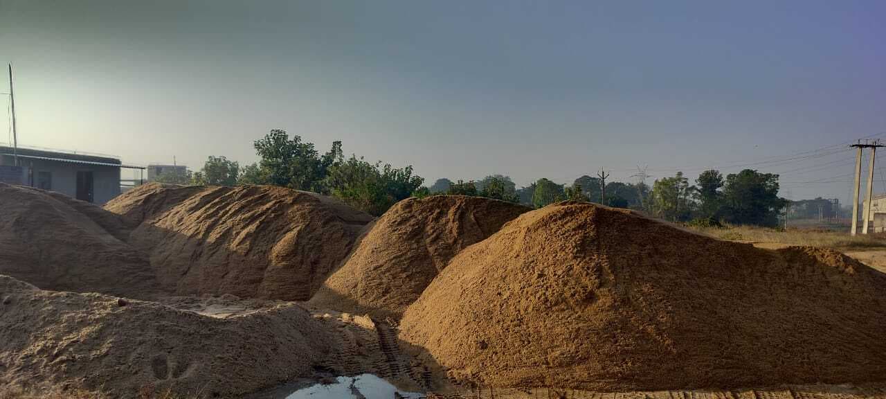 रांची-मुरी मार्ग से बालू की हो रही तस्करी