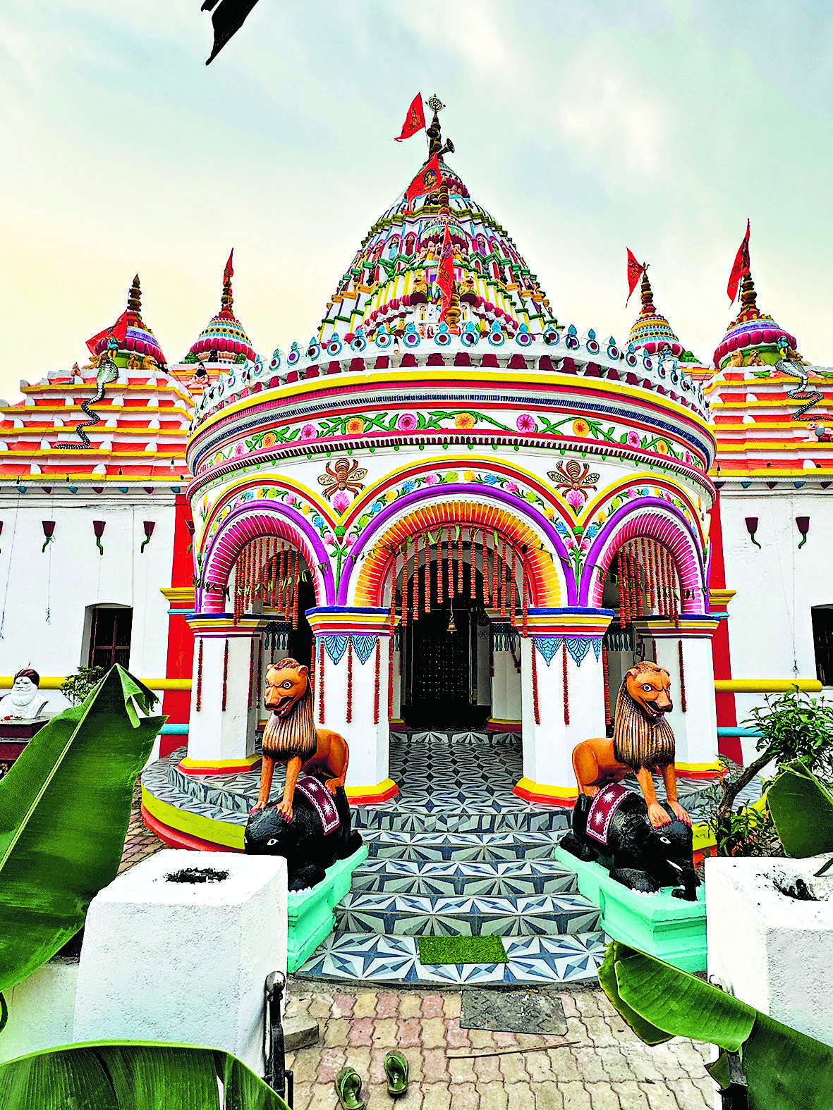 Seraikela Kharsawan News : ईचा के रघुनाथ मंदिर में पर्यटकों के लिए सुविधा बढ़ाने की मांग