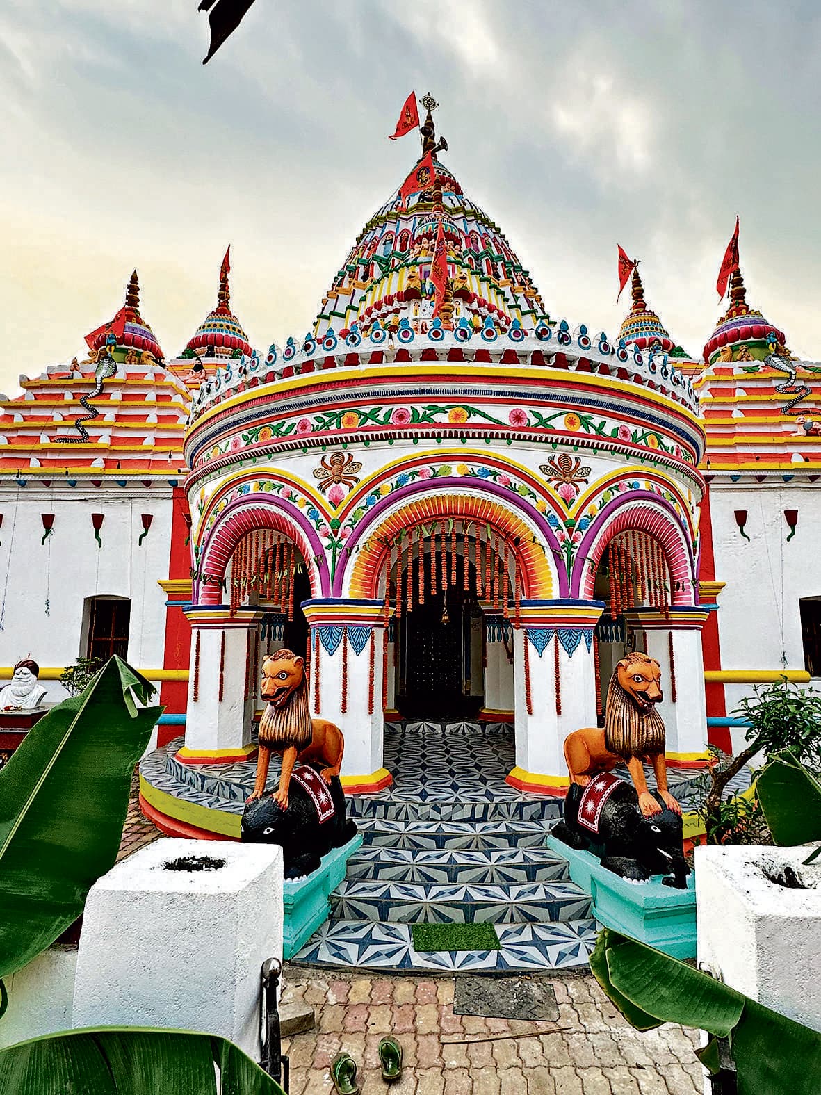 Seraikela Kharsawan News : ईचा के रघुनाथ मंदिर में पर्यटकों के लिए सुविधा बढ़ाने की मांग