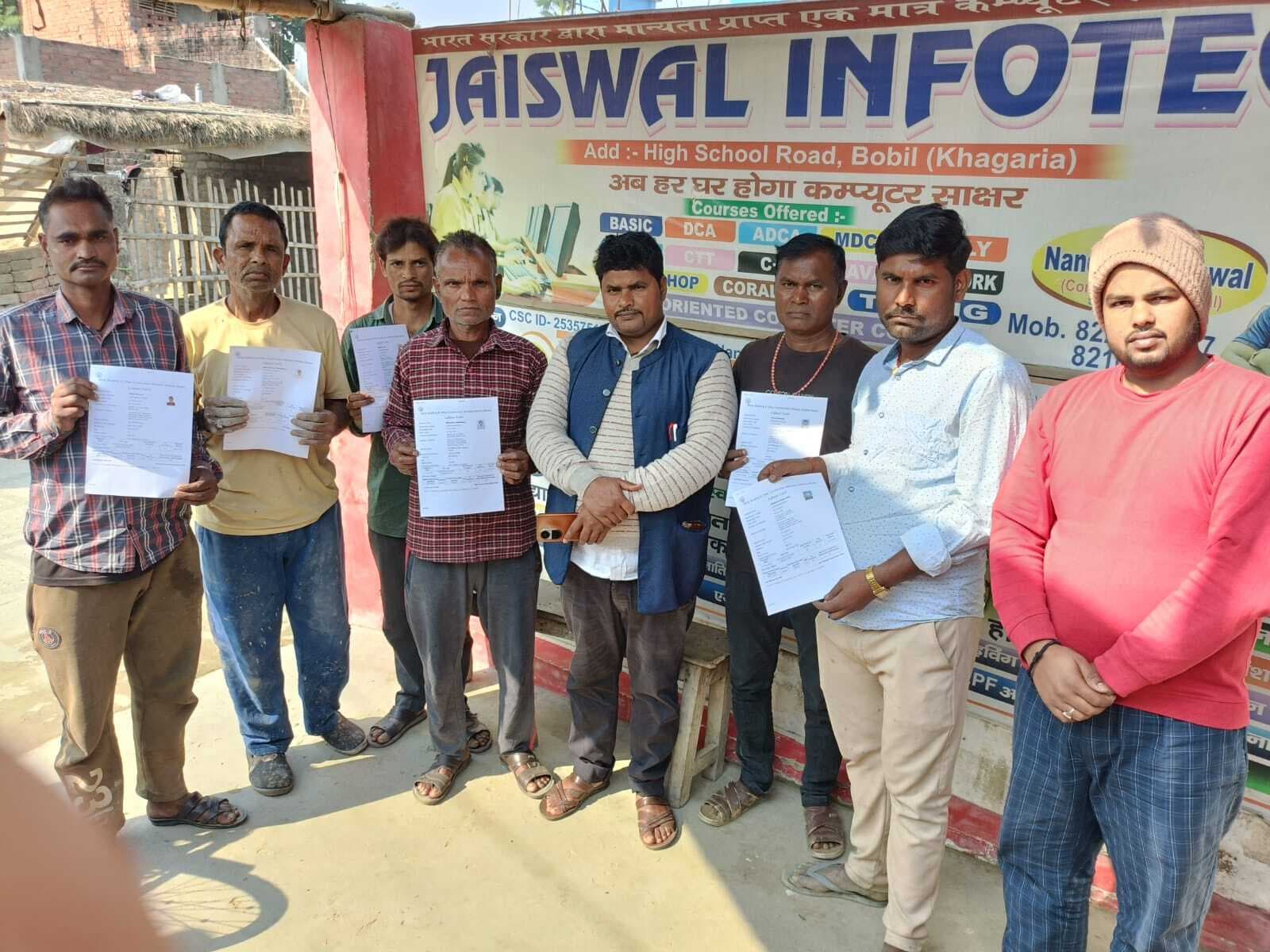 शिविर आयोजित कर मजदूरों को दिया गया लेबर कार्ड