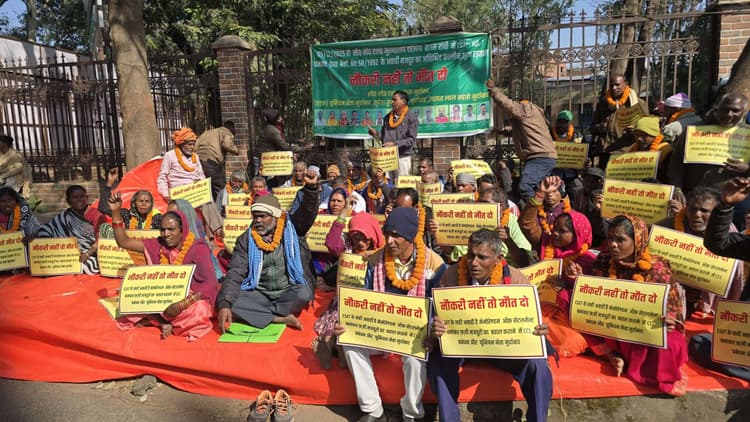 Bokaro News : नियोजन की मांग को लेकर आमरण अनशन शुरू
