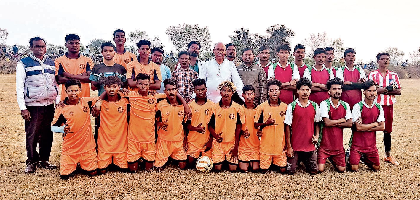 Seraikela Kharsawan News : पदमपुर गांव में तीन दिवसीय फुटबॉल प्रतियोगिता शुरू