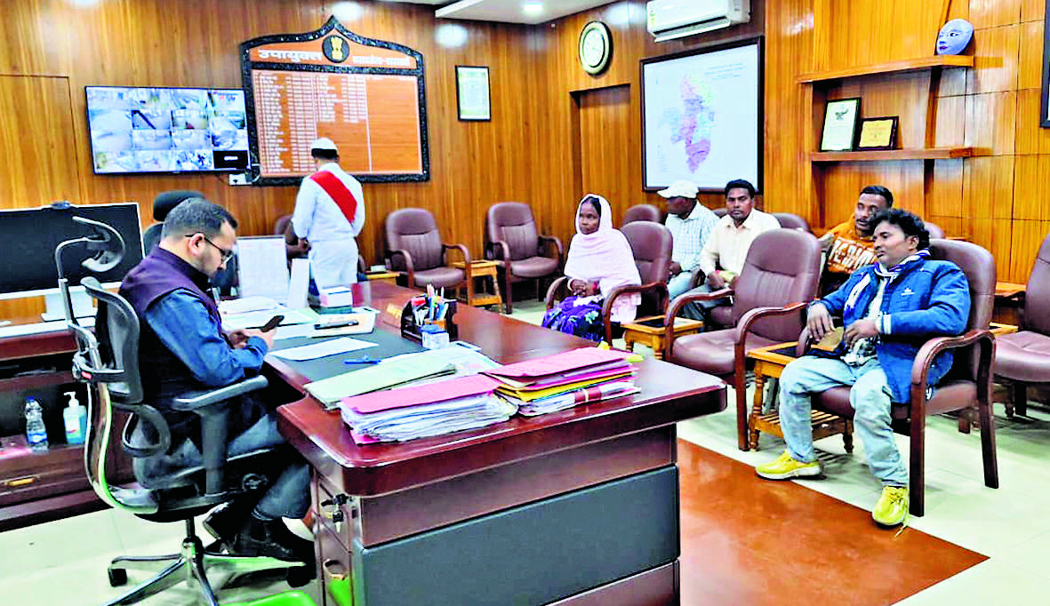 Seraikela Kharsawan News : डीसी सर! सूची में नाम होने के बावजूद नहीं मिल रहा आवास