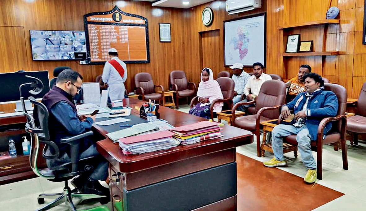 Seraikela Kharsawan News : डीसी सर! सूची में नाम होने के बावजूद नहीं मिल रहा आवास