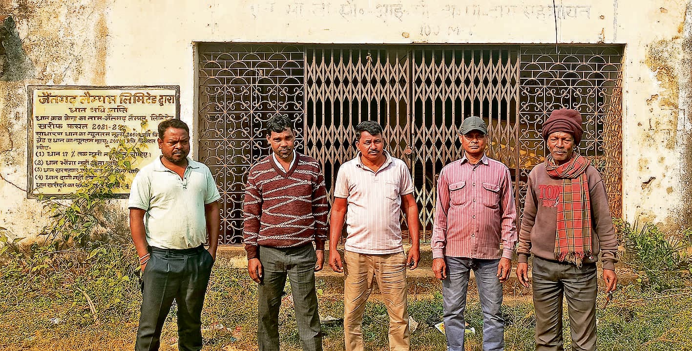 Chaibasa News : जैतगढ़ लैंपस बंद होने से आधे दाम पर खुले बाजार में धान बेच रहे हैं किसान