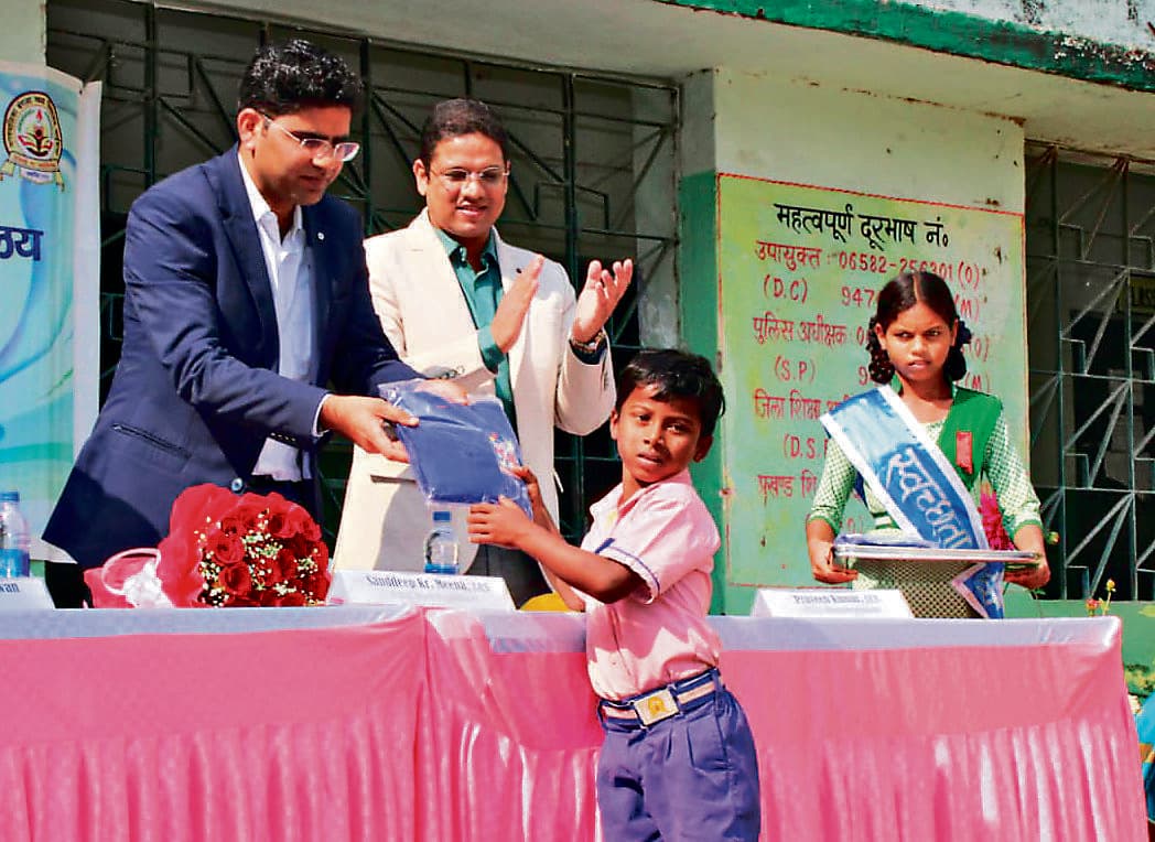 Chaibasa News : बांग्ला मवि को हर तरह के सहयोग के लिए कटिबद्ध है शिक्षा विभाग : डीएसइ