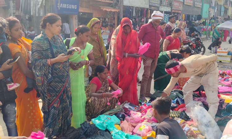 ठंड बढ़ने के साथ ही गर्म कपड़ों से सजा बाजार