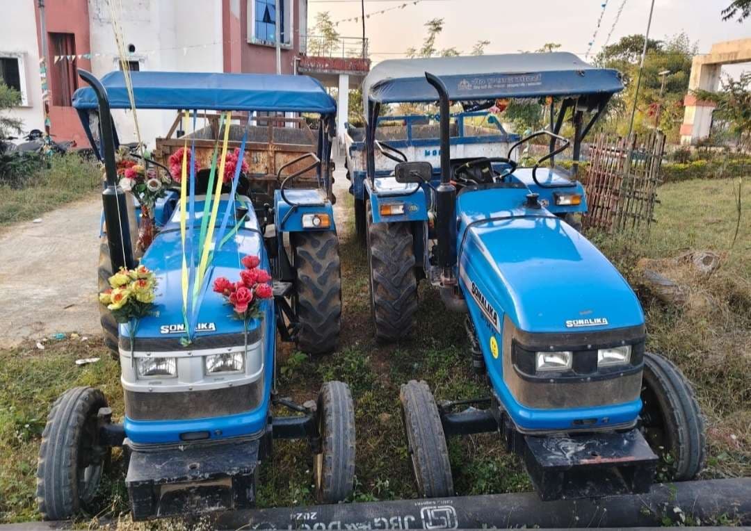 Chaibasa News : खरकई नदी संगम से बालू लदे दो ट्रैक्टर जब्त, केस दर्ज
