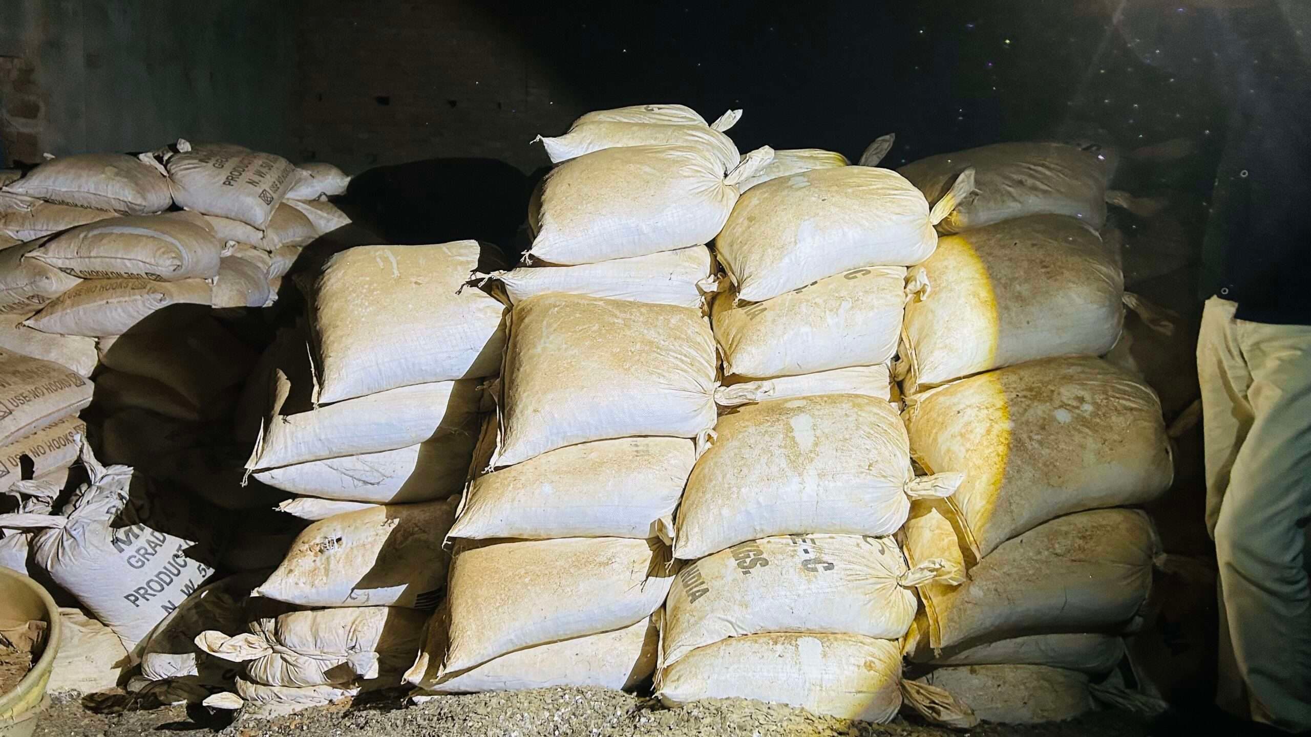 Giridih News :दो गोदामों में छापेमारी, लाखों का अवैध माइका जब्त