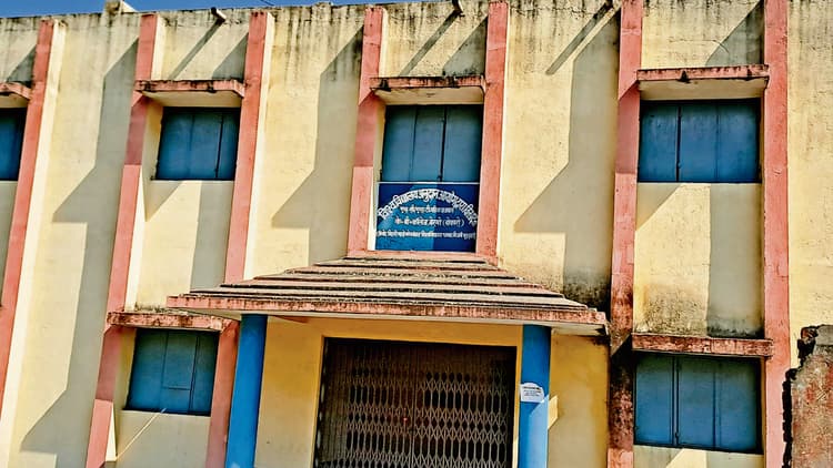 Bokaro News : सुनसान जगह पर बना दिया गर्ल्स हॉस्टल, चार साल से पड़ा है खाली