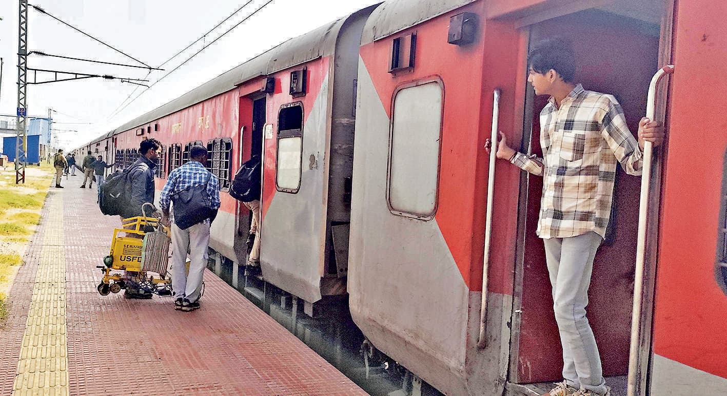 East Singhbhum News : घटों लेट चल रहीं ट्रेनों से छात्र मजदूर व व्यापारी हो रहे परेशान