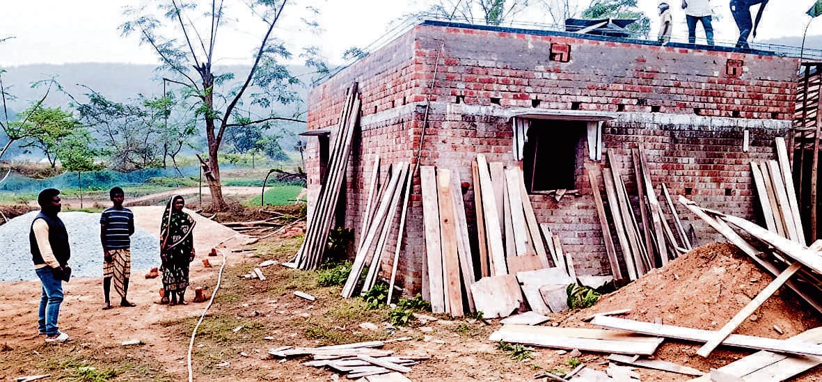 East Singhbhum News : बालू-गिट्टी के बढ़े दाम आवास निर्माण में बाधक