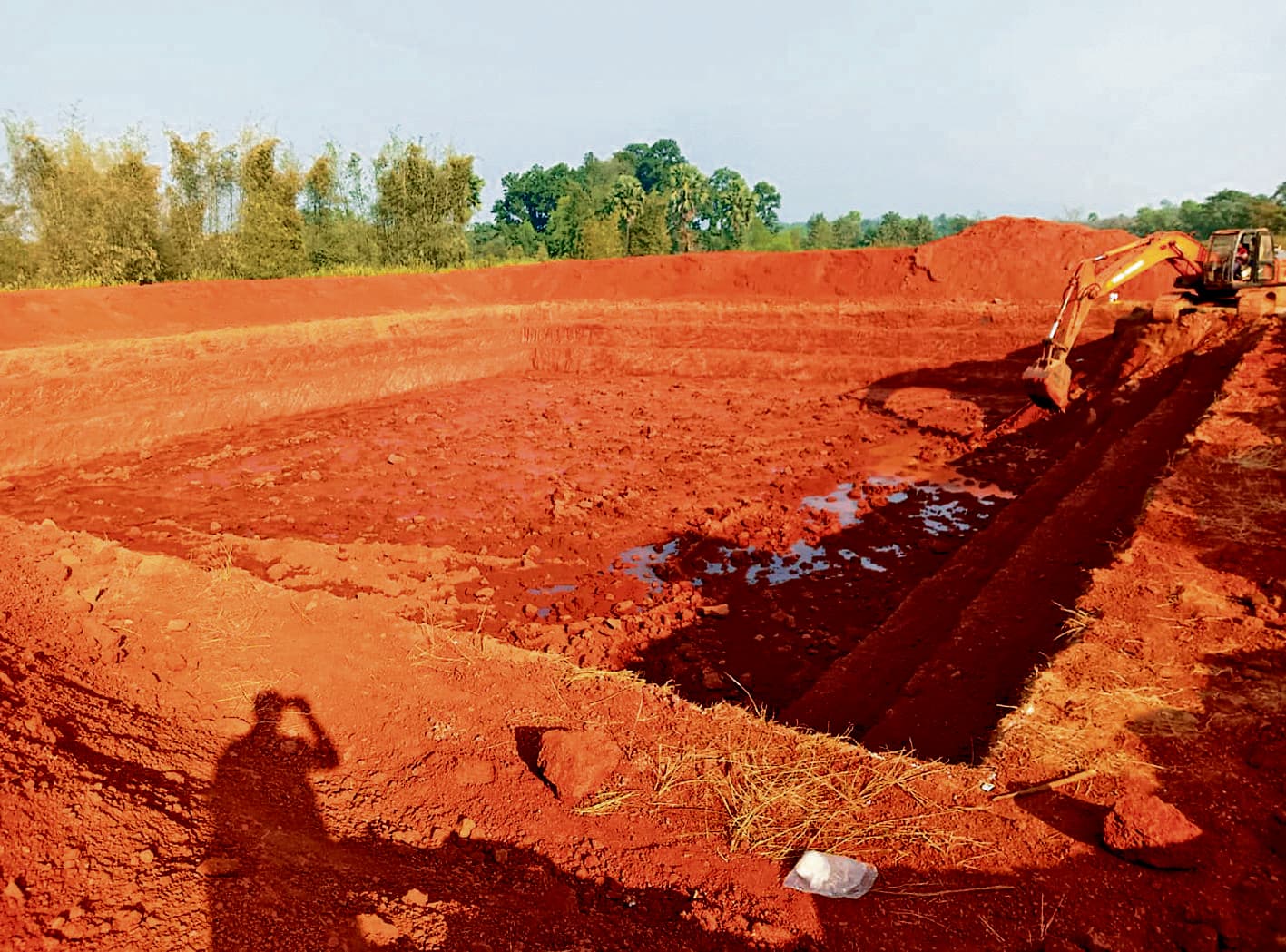 East Singhbhum News : रैयतों की जमीन पर तालाब खोद बेची जा रही मिट्टी