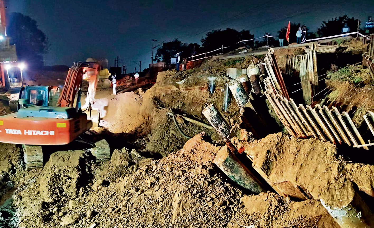 Rourkela News: तीसरी रेल लाइन निर्माण कार्य में बंडामुंडा केबिन के पास जमीन धंसी, ट्रेनों का परिचालन प्रभावित