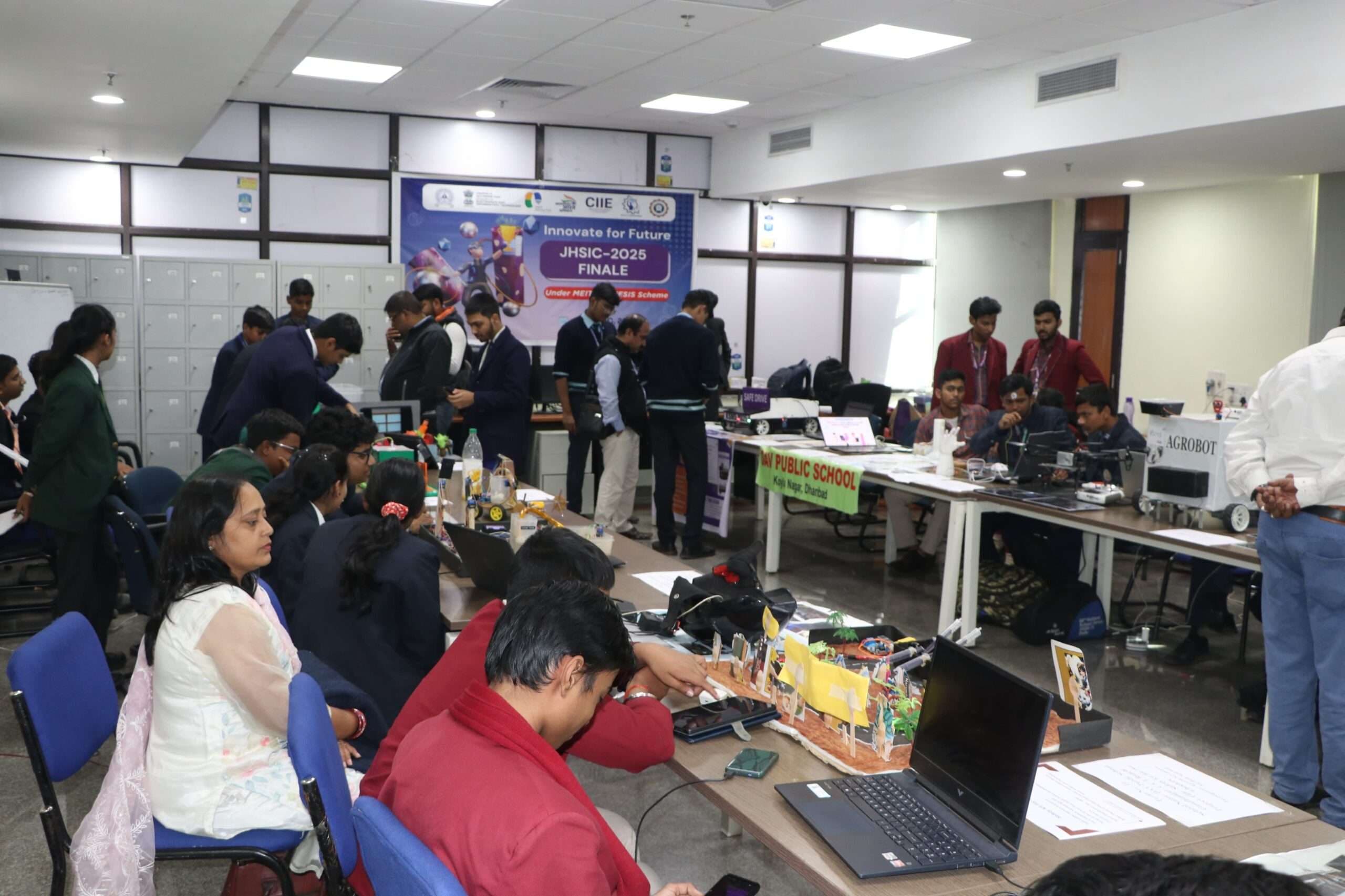 Dhanbad News: झारखंड स्कूल इनोवेशन चैलेंज 2025 के फिनाले में पहुंची राज्य की शीर्ष 20 टीमें