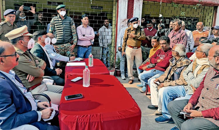 Dhanbad News: प्रभावितों से संवाद, पुनर्वास पर जोर