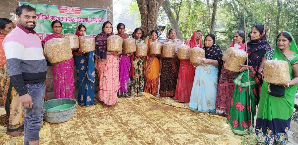 महिला किसानों को दिया गया मशरूम कीट