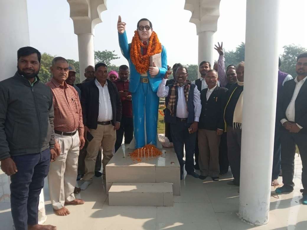 Motihari : पुण्यतिथि पर बाबा साहेब अंबेडकर की प्रतिमा पर किया गया माल्यार्पण