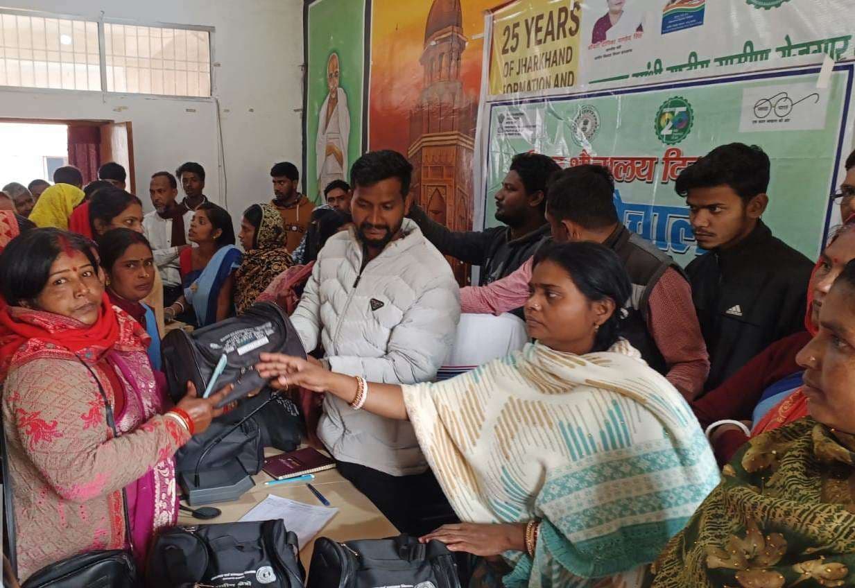 बरहरवा में 40 जल सहियाओं को मिले जांच किट