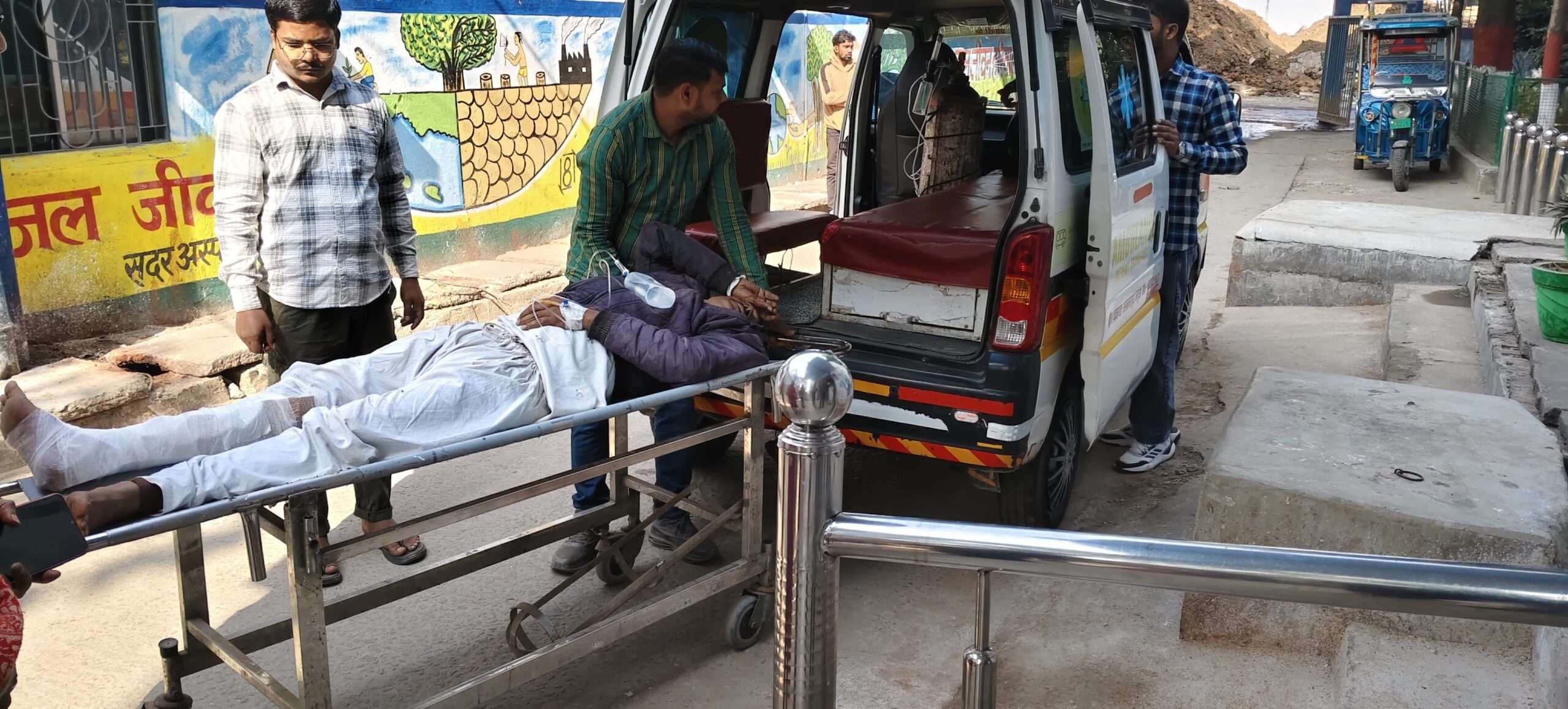 पिकअप के धक्के से बाइक सवार युवक घायल, रेफर