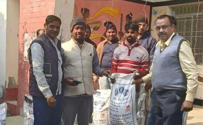 बरहेट में किसानों को बिरसा फसल बीज का वितरण