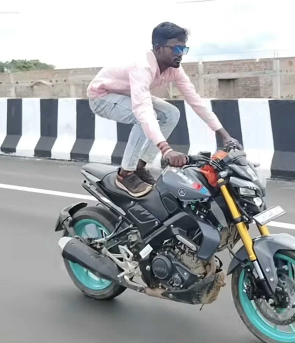फोरलेन पर बाइक से स्टंट दिखाने का वीडियो वायरल
