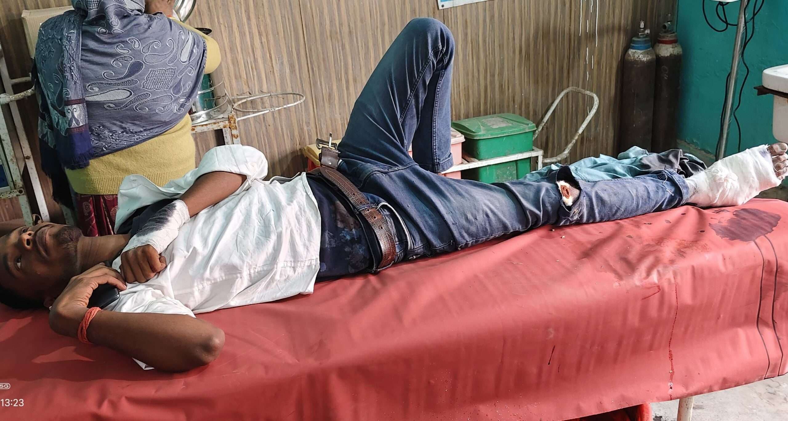 दो बाइक की सीधी टक्कर में दो छात्र सहित तीन युवक घायल