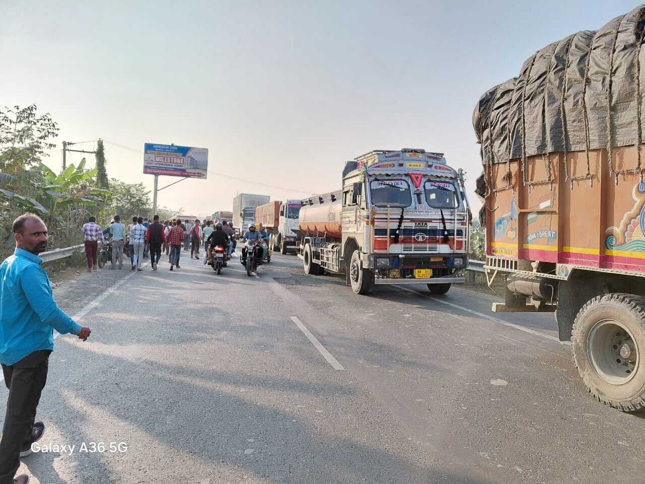 Motihari : बोलेरो चालक ने बाइक सवार पांच को रौदा, एक की हुई मौत, चार घायल