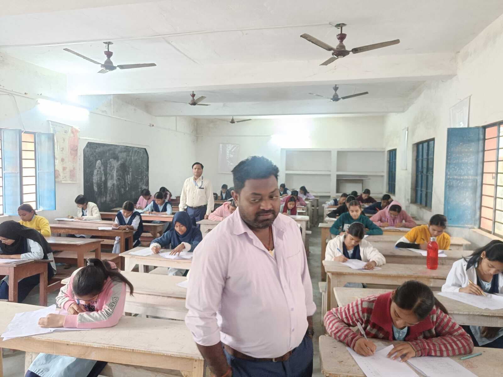 विशेष कक्षा केंद्र के बच्चों का लिया मासिक टेस्ट