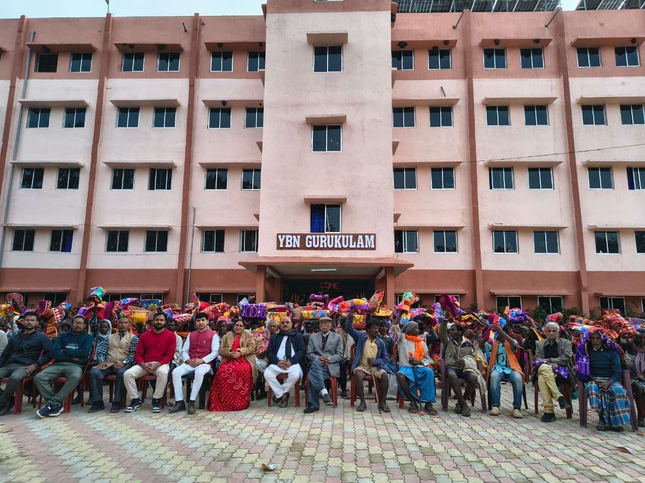 जरूरतमंदों के बीच 300 कंबल का वितरण