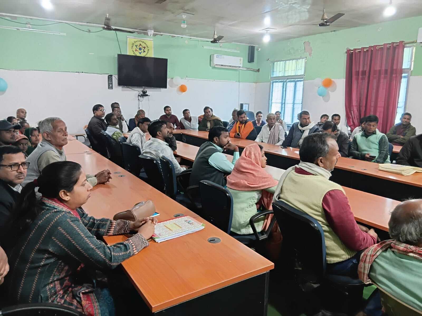 70 किसानों के बीच मृदा स्वास्थ्य कार्ड वितरित