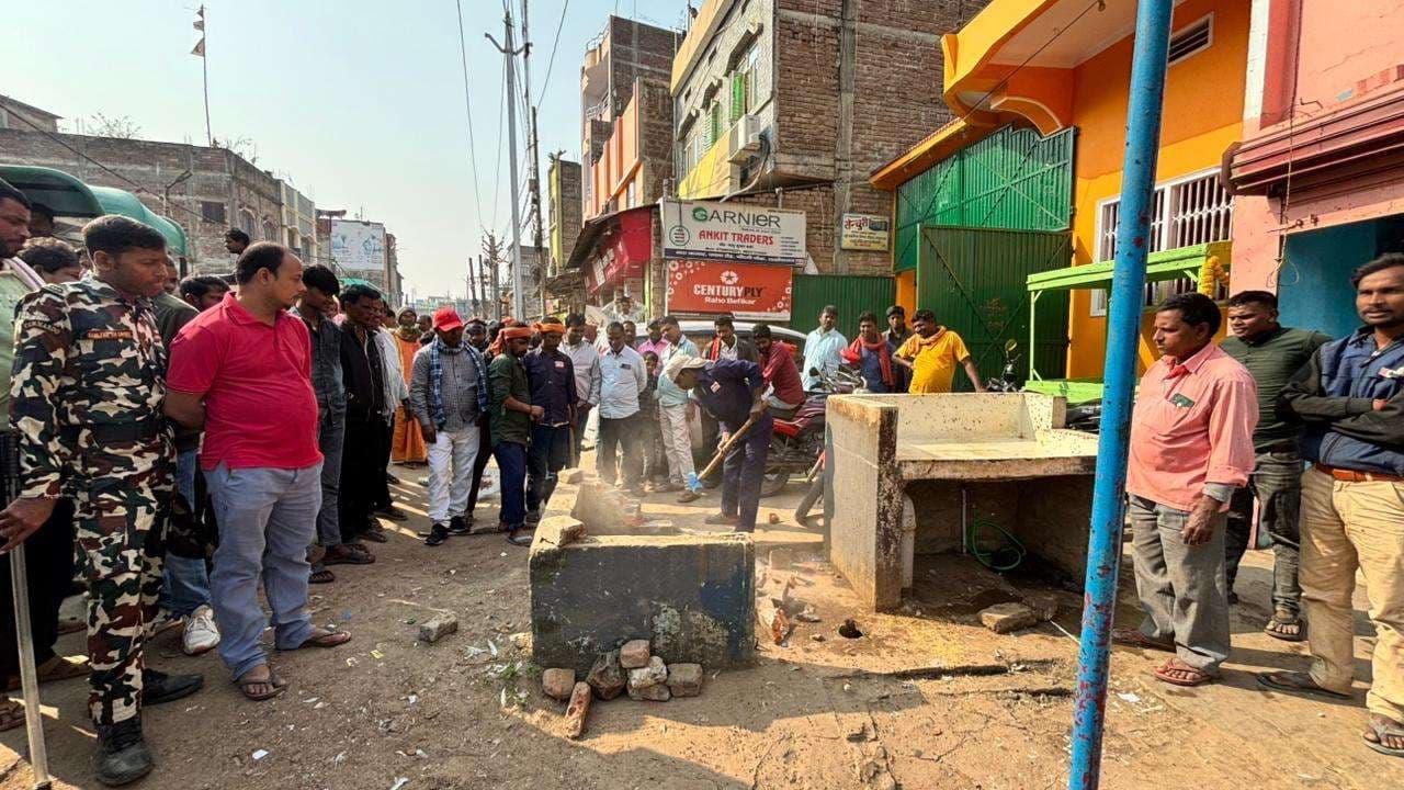 अतिक्रमण के खिलाफ पचना रोड में चला नगर परिषद का बुलडोजर