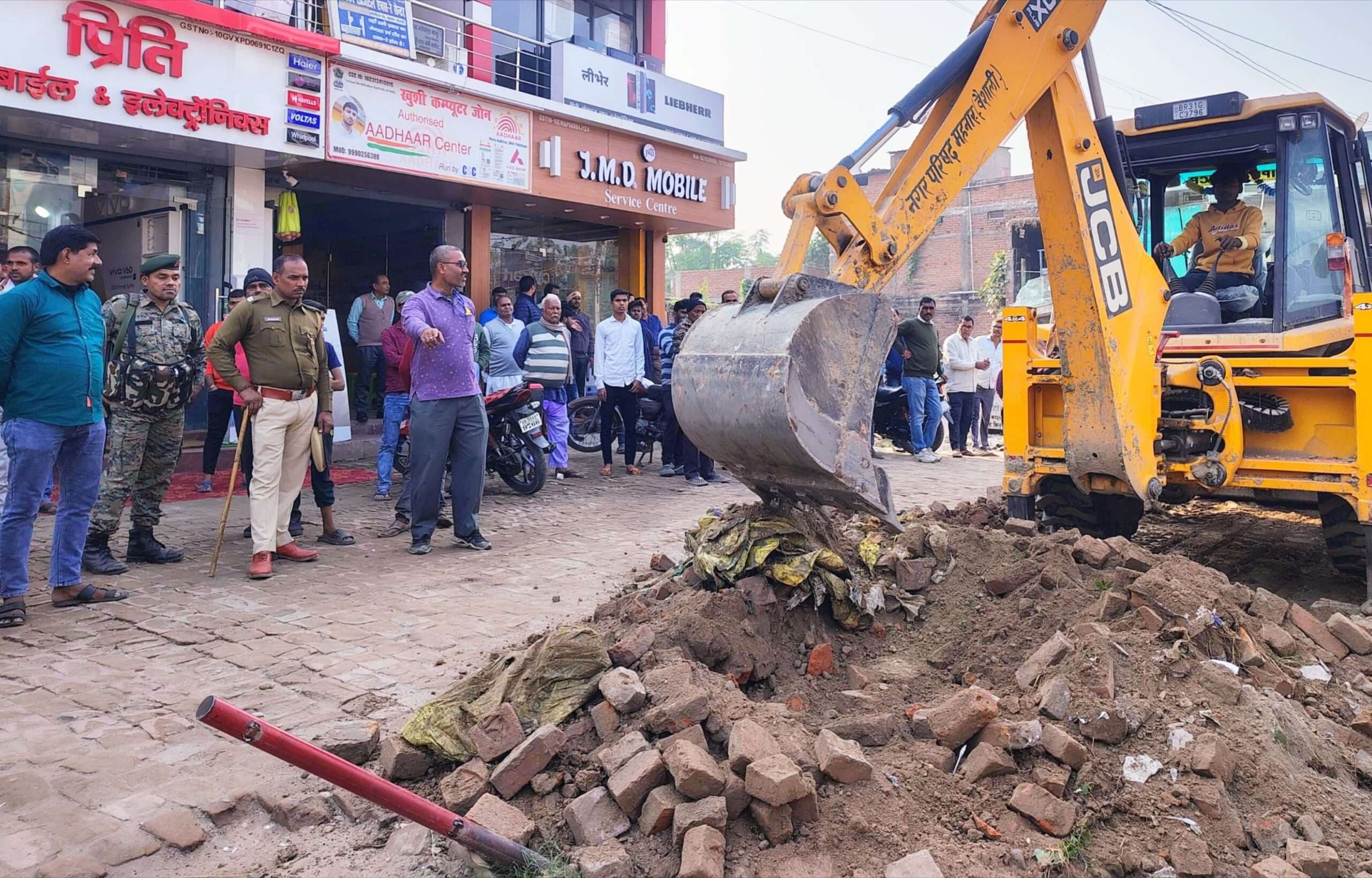 hajipur news. महनार में अतिक्रमण हटाओ अभियान तीसरे दिन भी जारी