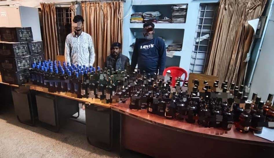 कार से 324 लीटर विदेशी शराब बरामद, दो धंधेबाज गिरफ्तार