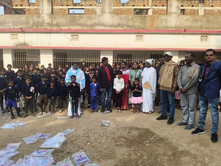 डकैता के 285 बच्चों के बीच बांटे गये स्वेटर