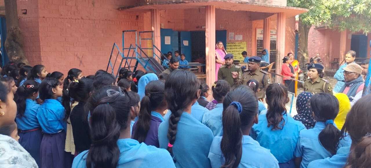 साइबर फ्रॉड से बचाव के लिए छात्रों को दी गयी जानकारी