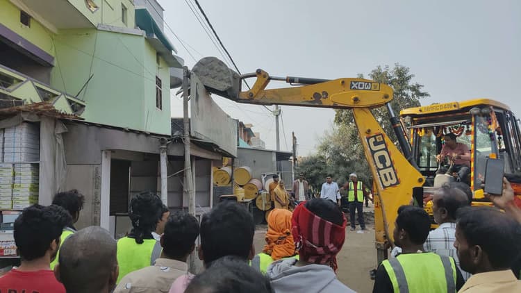 सिमराही में दूसरे दिन भी चलाया गया अतिक्रमण के खिलाफ अभियान