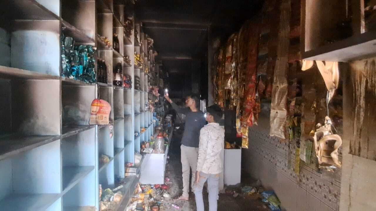 Samastipur News:बिजली की शॉर्ट सर्किट से दुकान में लगी आग, लाखों की क्षति