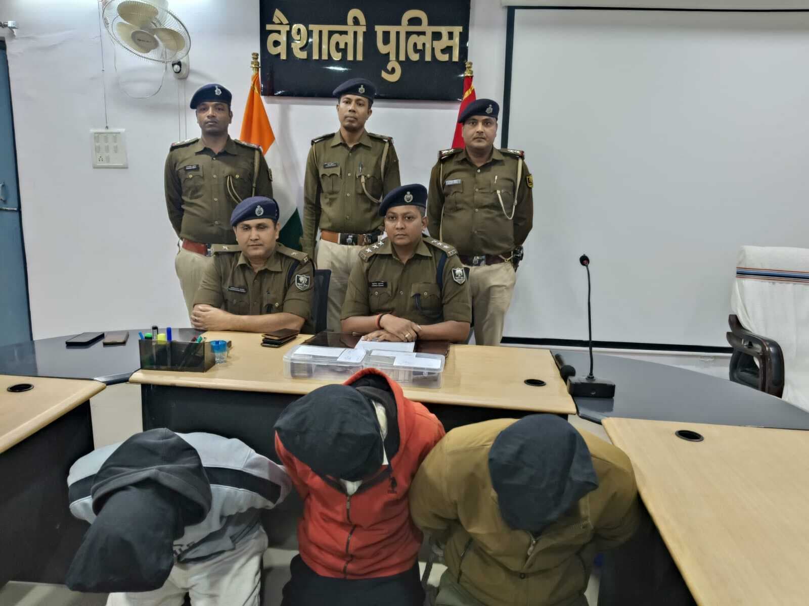 hajipur news. कलेक्शन एजेंट से हुई 15 लाख की लूट का खुलास, तीन आरोपित धराये