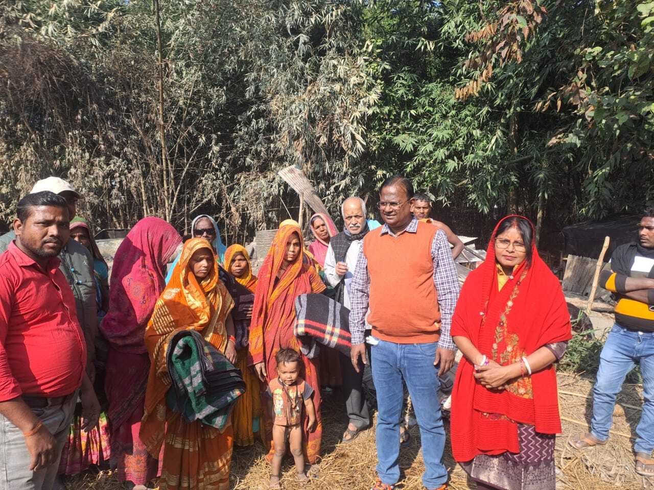 अग्नि पीड़ितों के बीच कंबल वितरित