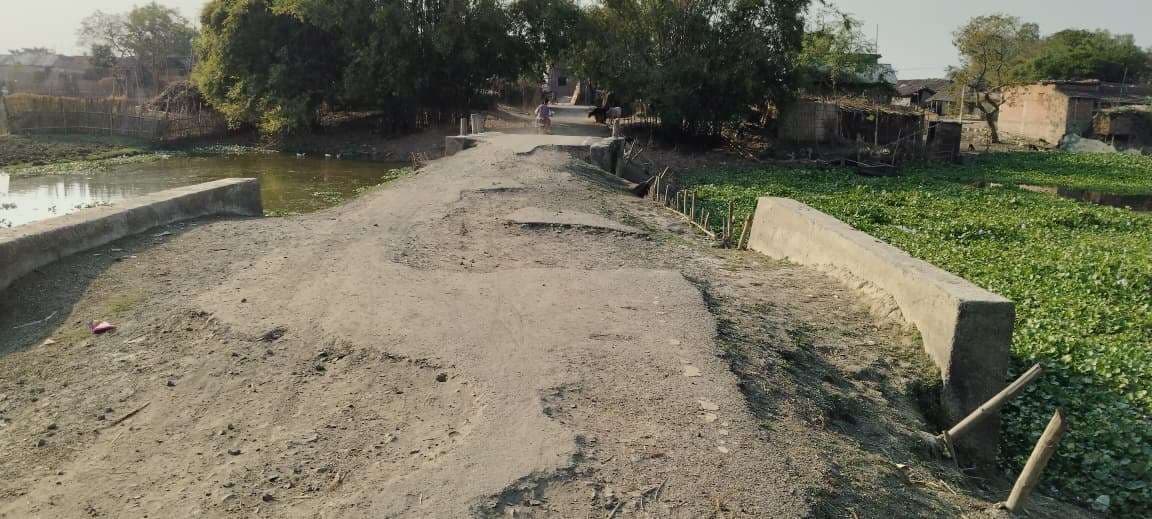 जर्जर सड़क से आवागमन करने को मजबूर हो लोग